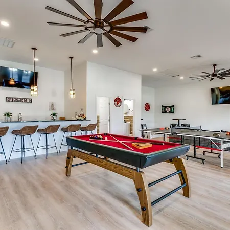 6 Bdrm Wine Country Compound On 2 Acres! Pool/Hottub & Club House Vila